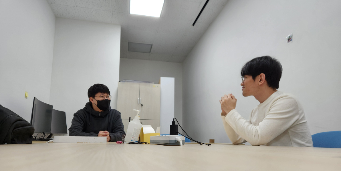 프로젝트와 기술 학습, 정보 공유를 중심으로 운영되는 동아리로 프로젝트 진행 시, 선배들의 다양한 경험을 바탕으로 직·간접적으로 지원을 받을 수 있습니다. 또한 외부 공모전, 컨퍼런스 참가 경험을 바탕으로 노하우와 일정을 공유하며, 학교 교육에서 배우지 못하는 다양한 경험을 통해 같이 활동해 나가는 동아리입니다.