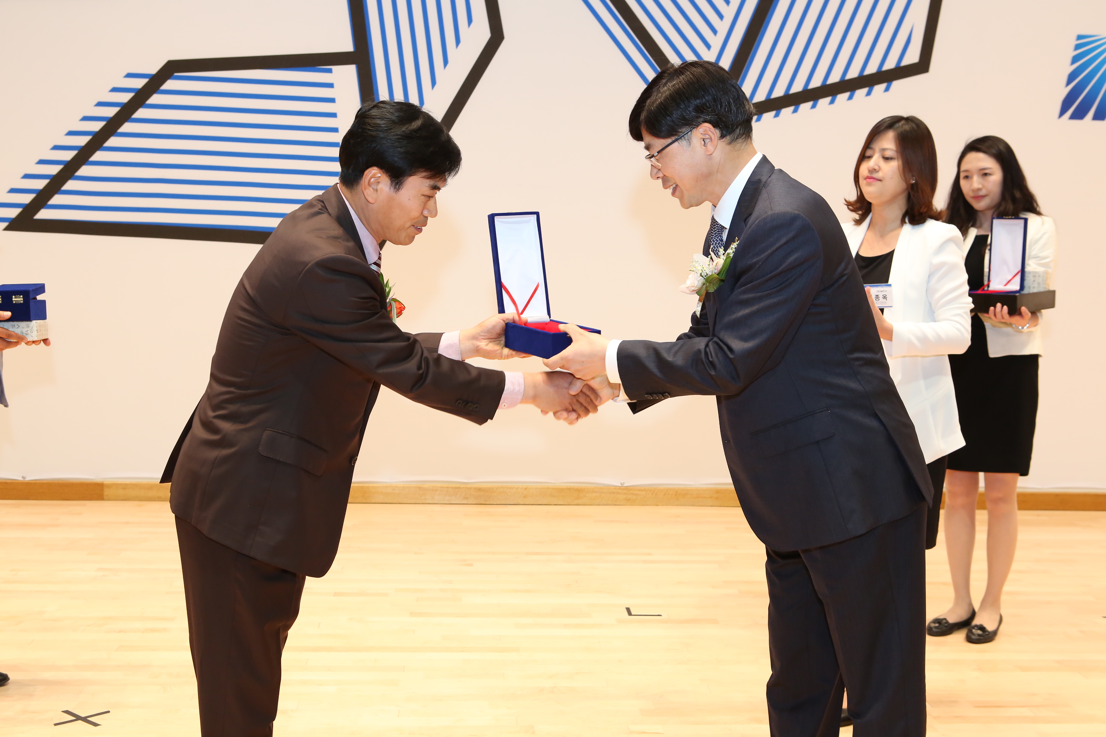 2015. 05. 20 자랑스러운 동문 감사패 수여 3