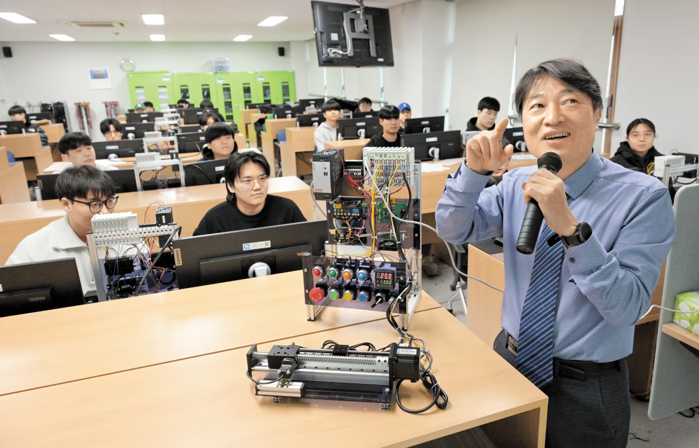 [조선일보] 현장 맞춤형 '반도체 신병훈련소' "협약 기업들이 서로 데려갑니다" 대표이미지